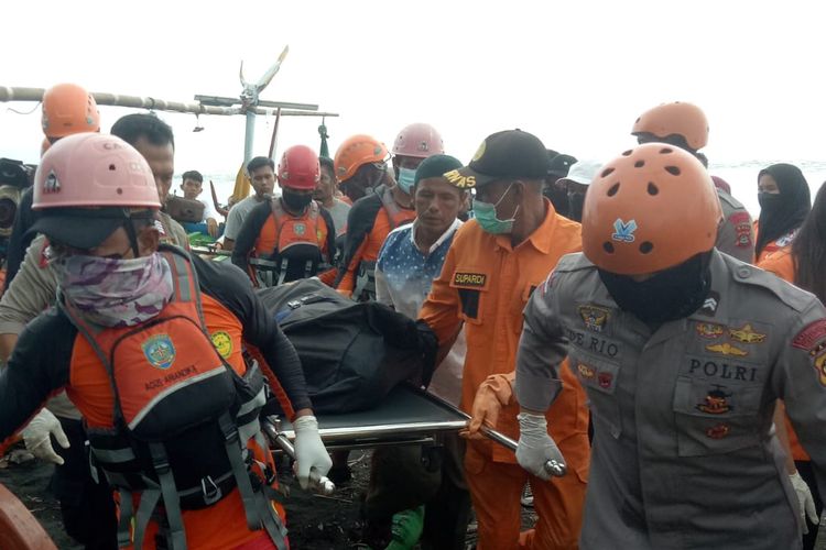 Petugas mengevakuasi jenazah Ari Budianto (21), korban hanyut di Perairan Desa Yehsumbul, Kecamatan Mendoyo, Kabupaten Jembrana, Provinsi Bali.
