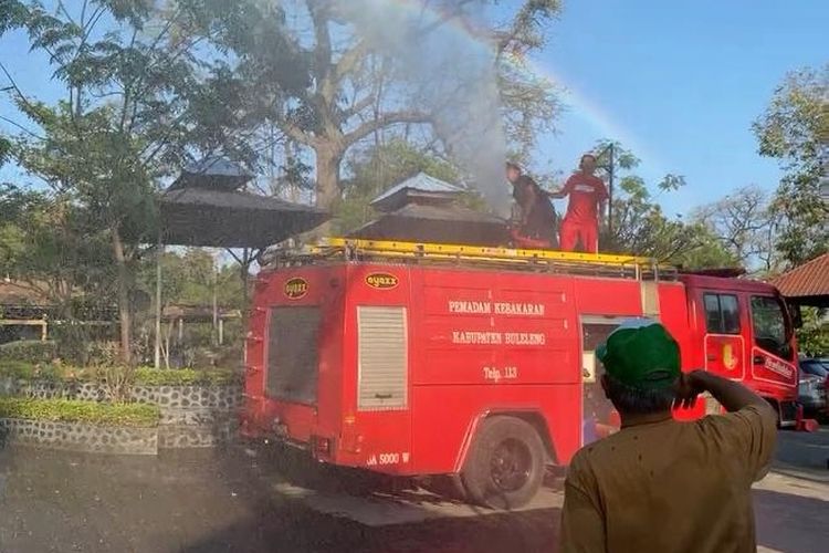 Penyemprotan cairan ekoenzim yang dilakukan oleh Desa Adat Buleleng di Kecamatan Buleleng, Kabupaten Buleleng, Provinsi Bali. 