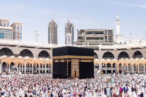 Viral, Video Diduga Perempuan Malaysia Pakai Baju Ihram di Depan Kabah