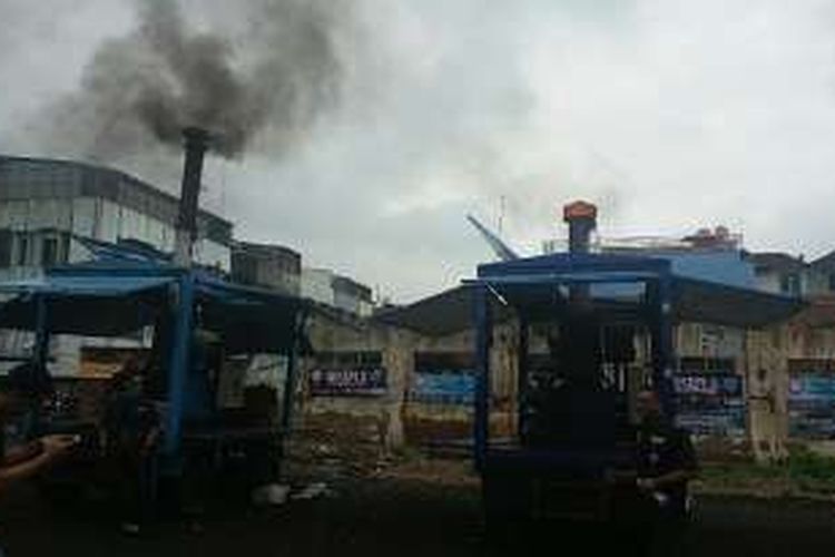 Suasana saat sabu seberat 120 kilogram dimusnahkan dengan menggunakan alat incinerator di lapangan parkir di Jalan Cengkeh, Jakarta Barat, Jumat (26/2/2016).