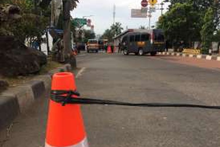 Polisi tutup Jalan RM Harsono menuju Ragunan karena ada sidang kasus dugaan penodaan agama di Auditorium Kementerian Pertanian, Jakarta Selatan, Selasa (3/1/2017).