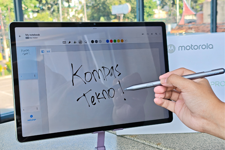 Layar Moto Pad 60 Pro sudah mendukung input sentuhan menggunakan Stylus Moto Pen Pro. 