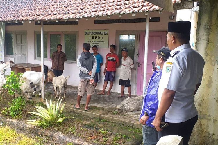 Kambing yang ditemukan warga dievakuasi ke Kantor Desa Karanggedang, Kecamatan Sruweng, Kabupaten Kebumen, Jawa Tengah, Rabu (2/10/2022)