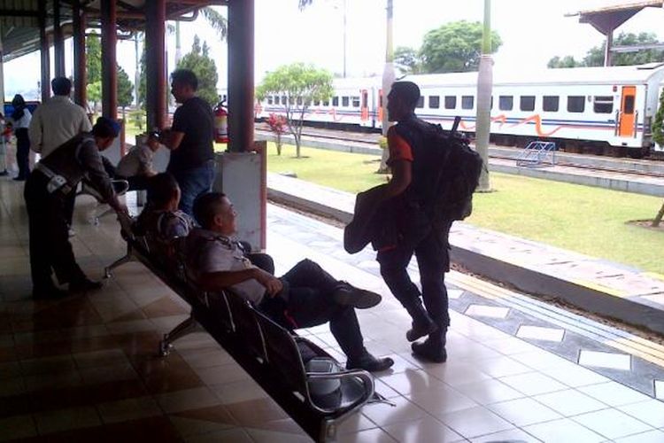 Sejumlah anggota polisi saat berjaga di Stasiun Kiaracondong, Bandung untuk mengawal kedatangan suporter Persebaya Surabaya (Bonek), Kamis (5/1/2017). KOMPAS.com/DENDI RAMDHANI 