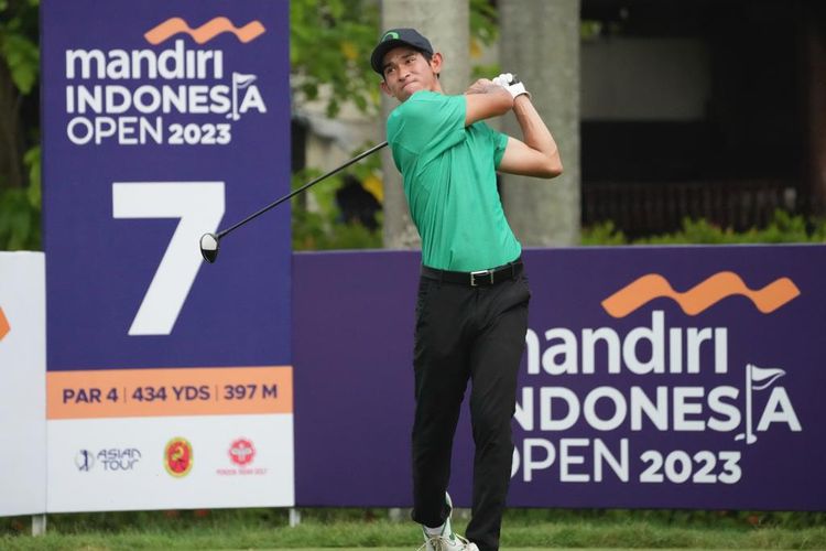 Sarit Suwannarut (Thailand) menjadi pemimpin tabel klasemen dalam pertandingan hari pertama Mandiri Indonesia Open 2023 di Pondok Indah Golf Course, Jakarta, pada Kamis (3/8/2023) lalu.