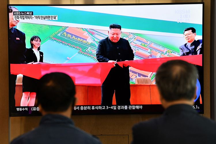 Tayangan berita pada layar televisi di sebuah stasiun kereta api di Seoul, Korea Selatan, Sabtu (2/5/2020), memperlihatkan pemimpin Korea Utara Kim Jong Un menghadiri upacara peresmian pabrik pupuk di Provinsi Pyongan Selatan, Korea Utara. Ini menjadi kemunculan pertama Kim Jong Un setelah dikabarkan terakhir tampak pada 12 April lalu dan sempat dispekulasikan telah meninggal dunia.