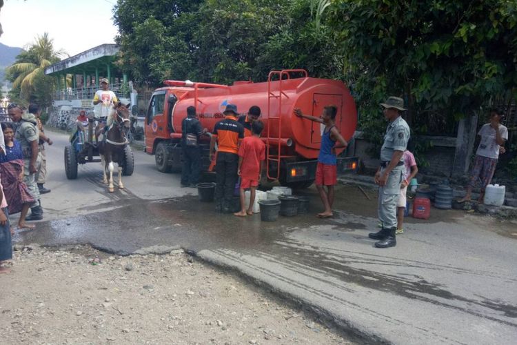 Tim BPBD Kabupaten Bima saat menyalurkan air bersih ke salah satu desa yang mengalami kekeringan.