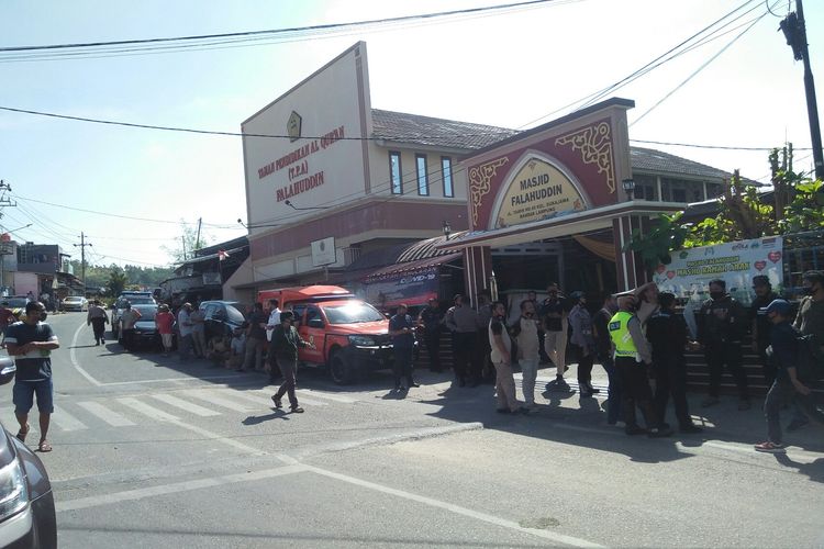 Jalan Tamin di Kecamatan Tanjung Karang Barat ditutup polisi karena menggelar rekonstruksi kasus penusukan Syekh Ali Jaber, Kamis (17/9/2020) pagi.