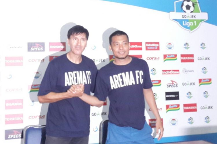 Pelatih Arema FC Milan Petrovic bersama Hamka Hamzah dalam konferensi pers di Stadion Kanjuruhan, Kabupaten Malang, Sabtu (6/10/2018)