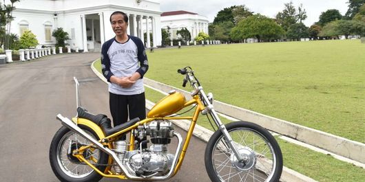 Presiden Joko Widodo berfoto dengan motor chopper yang dibelinya, di Istana Bogor, Jawa Barat, Sabtu (20/1/2018). Joko Widodo, membeli sepeda motor modifikasi Chopperland yang telah ditaksir sejak pertama dilihatnya pada perayaan sumpah pemuda 28 Oktober 2017 lalu.