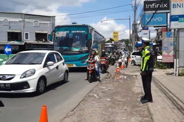 Kepadatan kendaraan terjadi di jalur Gentong, Tasikmalaya, Jawa Barat, mulai dari wilayah Ciawi, Kabupaten Tasikmalaya, Minggu (14/4/2024) siang.