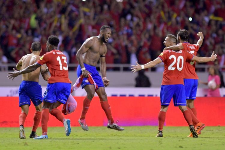 Para pemain Kosta Rika merayakan keberhasilan mencetak gol ke gawang Honduras pada pertandingan kualifikasi Piala Dunia 2018 di San Jose, 7 Oktober 2017. 