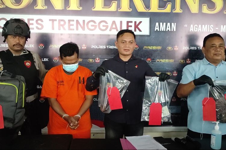 Polisi menunjukkan barang bukti, kasus pembunuhan di kamar salah satu hotel di Kabupaten Trenggalek, Kamis (10/4/2025).