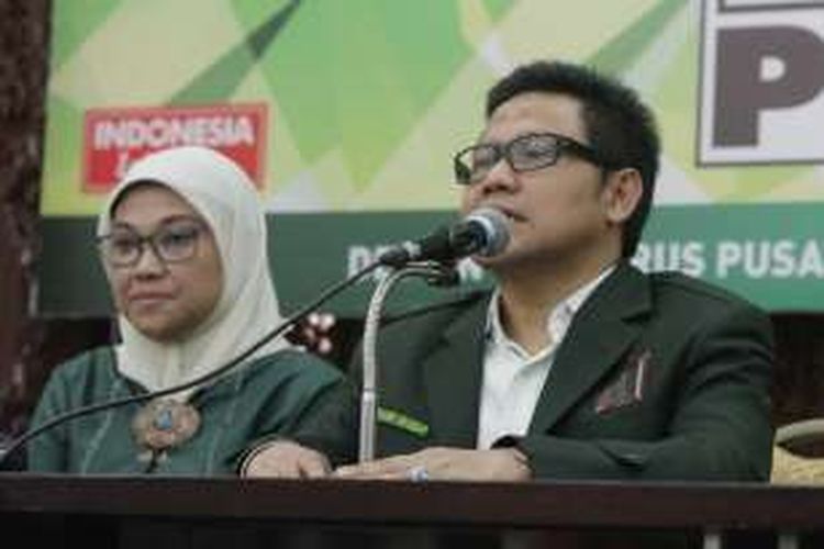 Ketua Umum Partai Kebangkitan Bangsa (PKB), Muhaimin Iskandar (kanan) bersama Ketua SC Mukernas PKB, Ida Fauziah, menggelar jumpa pers terkait pelaksanaan Mukernas, di kantor PKB, Jakarta Pusat, Selasa (2/2/2016). Mukernas yang akan diadakan 5-6 Februari ini akan membahas program kerja partai dan tiga isu yang tengah berkembang di masyarakat, salah satunya soal lesbian, gay, biseksual, dan transgender (LGBT).