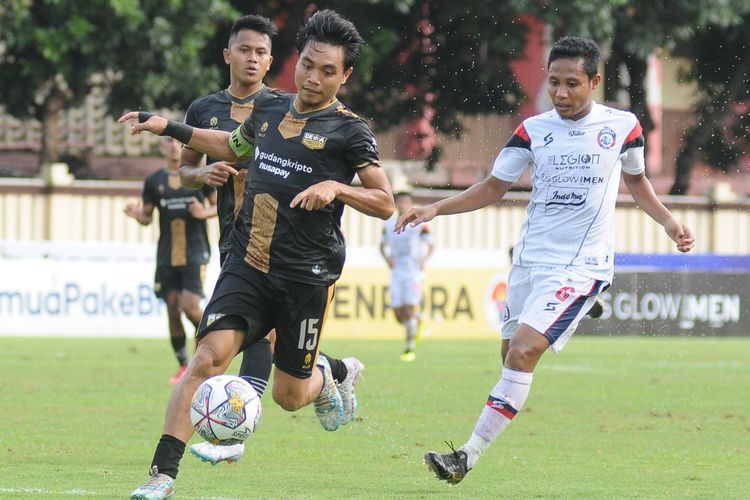 Pemain Arema FC Evan Dimas mengejar pemain Dewa United FC Rangga Muslim saat pertandingan pekan ke-29 Liga 1 2022-2023 yang berakhir dengan skor 0-0 di Stadion PTIK Jakarta, Jumat (10/3/2023) sore.