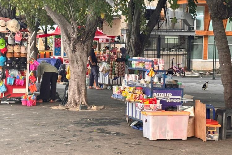  Dalam upaya meningkatkan kenyamanan pengunjung dan mendukung Jakarta sebagai kota global, PT Pembangunan Jaya Ancol Tbk (Ancol) terus menjalankan program penataan para pedagang di kawasan pantai Ancol.