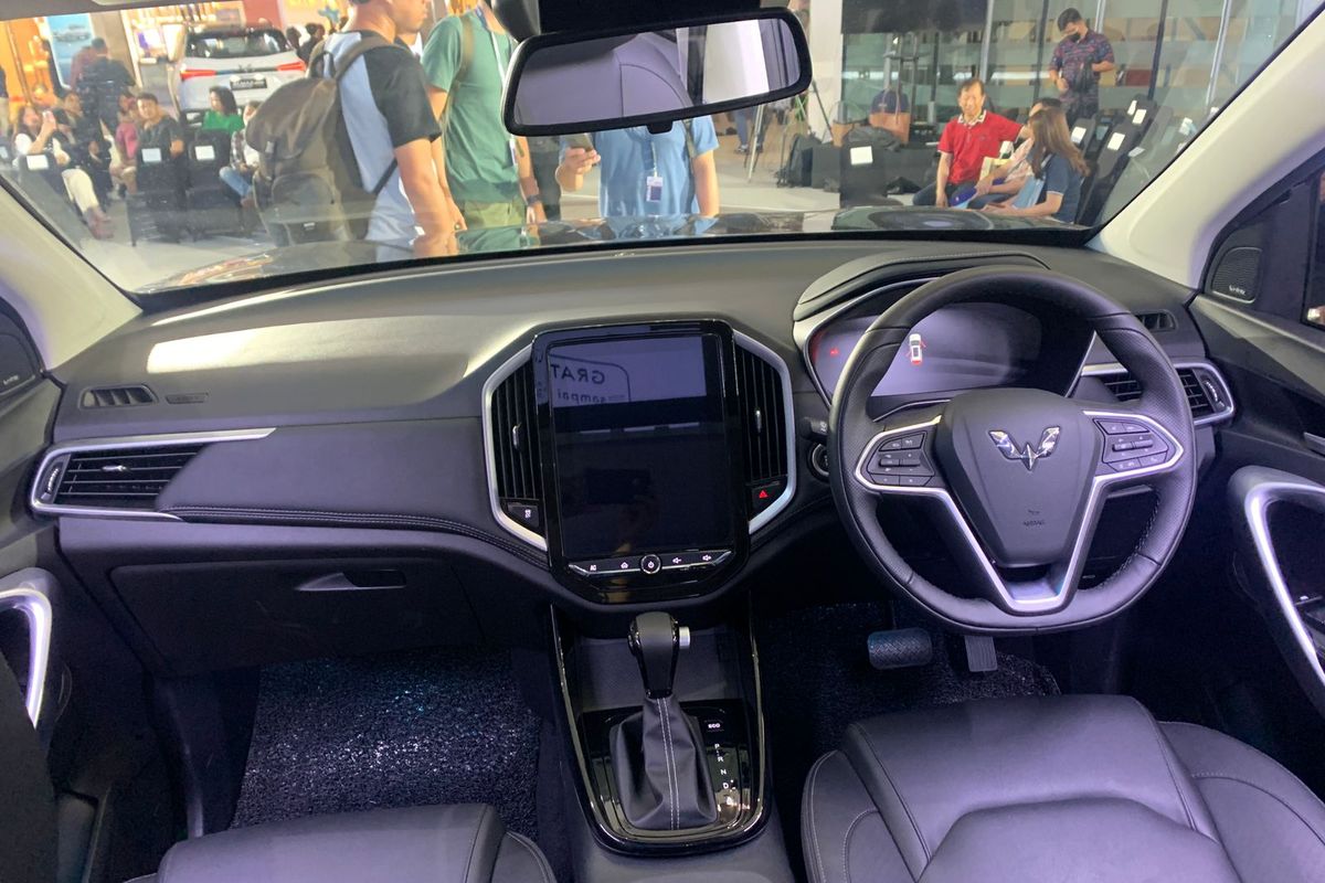 Interior Wuling New Almaz RS