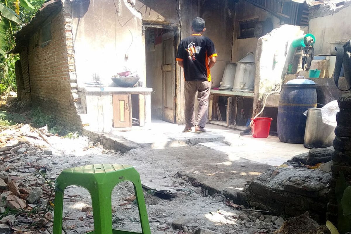 Dapur rumah perajin tempe, Jazuli, warga Dusun Sumberjo, Desa Jabung, Kecamatan Talun, Kabupaten Blitar, ambruk akibat gempa Blitar yang terjadi pada Jumat (21/5/2021)
