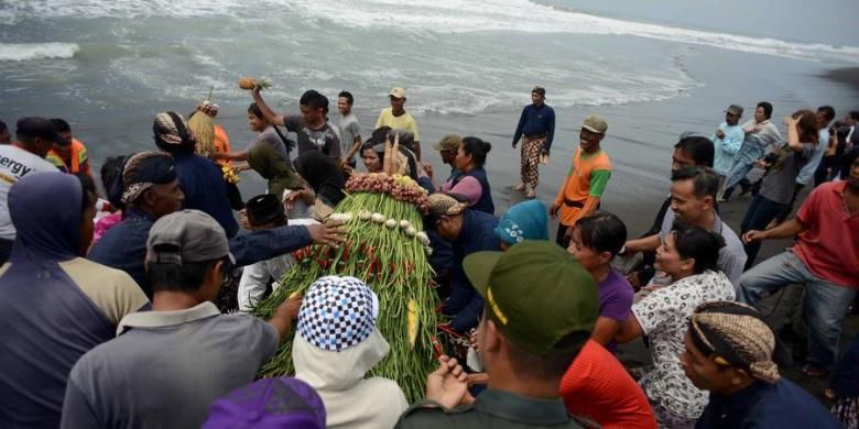 Warga berebut isi gunungan yang dilarung dalam tradisi Hajad Dalem Labuhan Kadipaten Pakualaman di Pantai Glagah Indah, Temon, Kulon Progo, DI Yogyakarta, Sabtu (24/11/2012). Tradisi yang digelar setiap tanggal 10 Muharram atau 10 Sura menurut penanggalan Jawa tersebut untuk memohon kepada Tuhan agar Dwi Tunggal Keraton Yogyakarta dan Kadipaten Pakualaman serta seluruh masyarakat DI Yogyakarta dikaruniai berkah, keselamatan, serta kesejahteraan.

