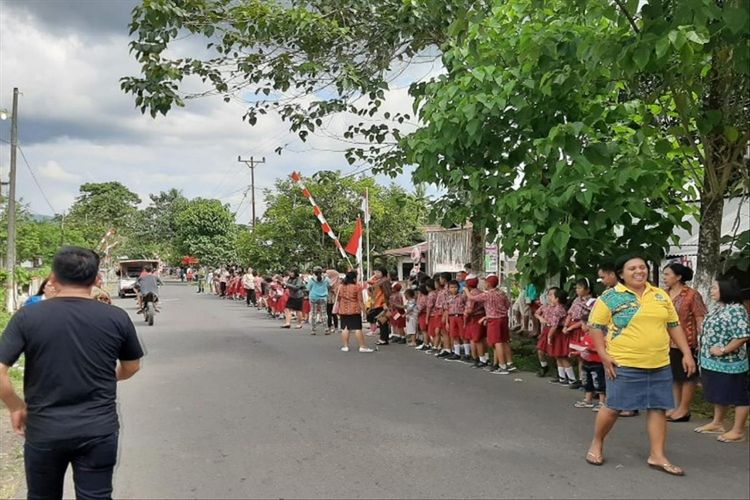 Antusias para siswa dan warga bertemu Presiden Joko Widodo, di Desa Wasian, Kecamatan Dimembe, Kabupaten Minahasa Utara, Provinsi Sulawesi Utara, Kamis (4/7/2019).