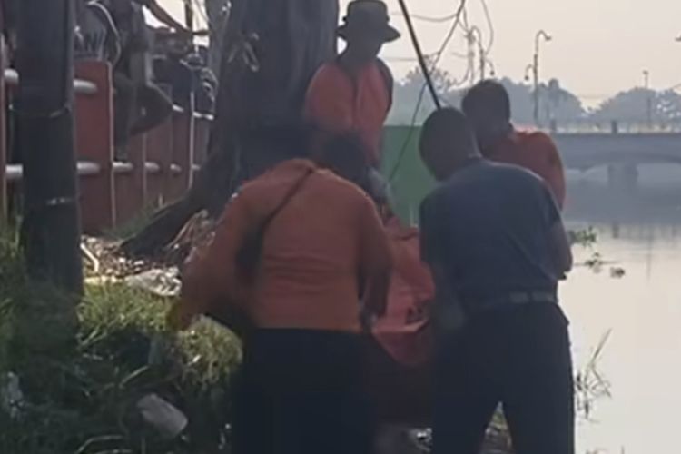 Proses evakuasi jenazah pria di Sungai Wonokromo, Surabaya
