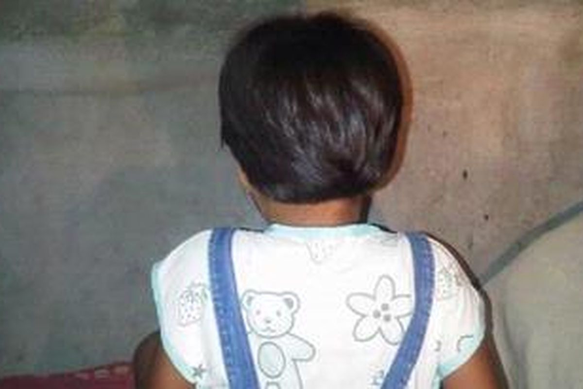 Y (7), korban pemerkosaan yang dilakukan oleh ayah tirinya. Pelaku pemerkosaan telah diamankan di Polrestro Jakarta Barat.