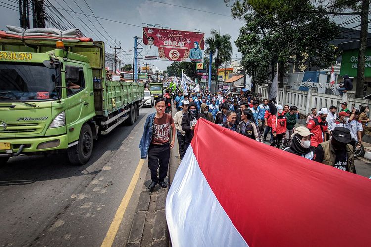 Ribuan buruh desak DPRD Bandung Barat menyayakan sikap menolak kenaikan BBM.