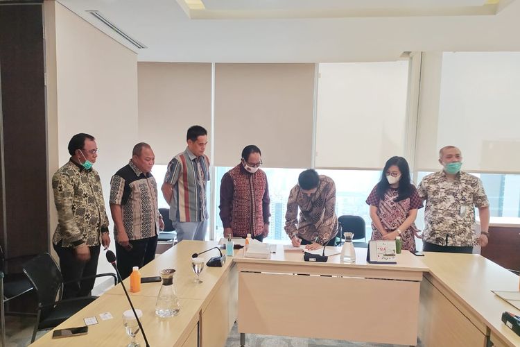 Pemprov Nusa Tenggara Timur yang diwakili Wakil Gubernur NTT Josef A Nae Soi dan Direktur Utama PT Sarana Multi Infrastruktur (SMI) Edwin Syahruzad menandatangani perjanjian pinjaman senilai Rp 189,7 miliar, Senin (24/8/2020).  