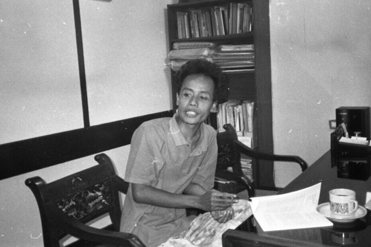 Arsip foto Wiji Thukul, penyair dan wiraswastawan yang menempuh pendidikan SMA di Solo, Jawa Tengah (6/6/1994).