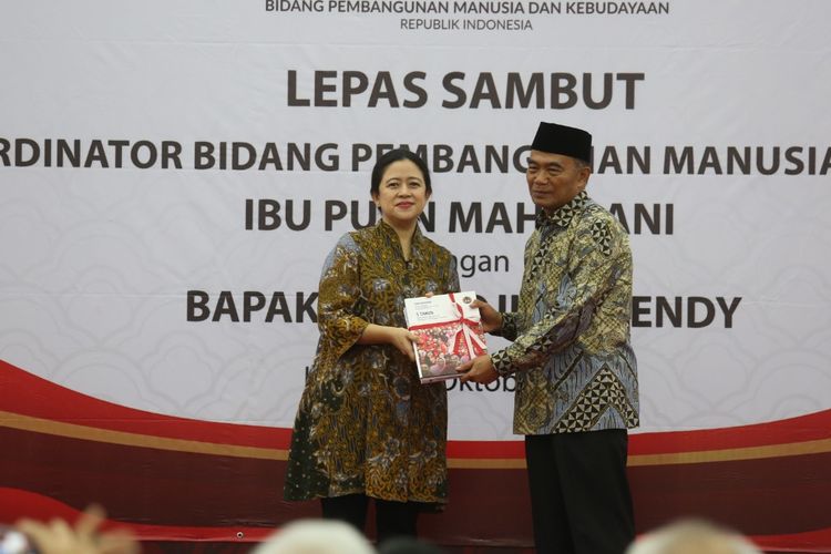 Puan Maharani saat menyerahkan jabatan Menko PMK ke Muhadjir Effendy di Kemenko PMK, Jakarta, Kamis (24/10/2019).