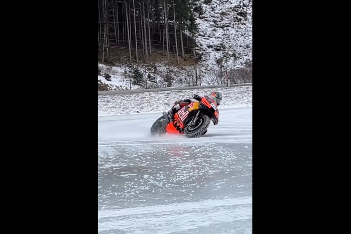 Dani Pedrosa menikung di permukaan es menggunakan KTM RC16 yang bannya sudah dimodifikasi menggunakan paku