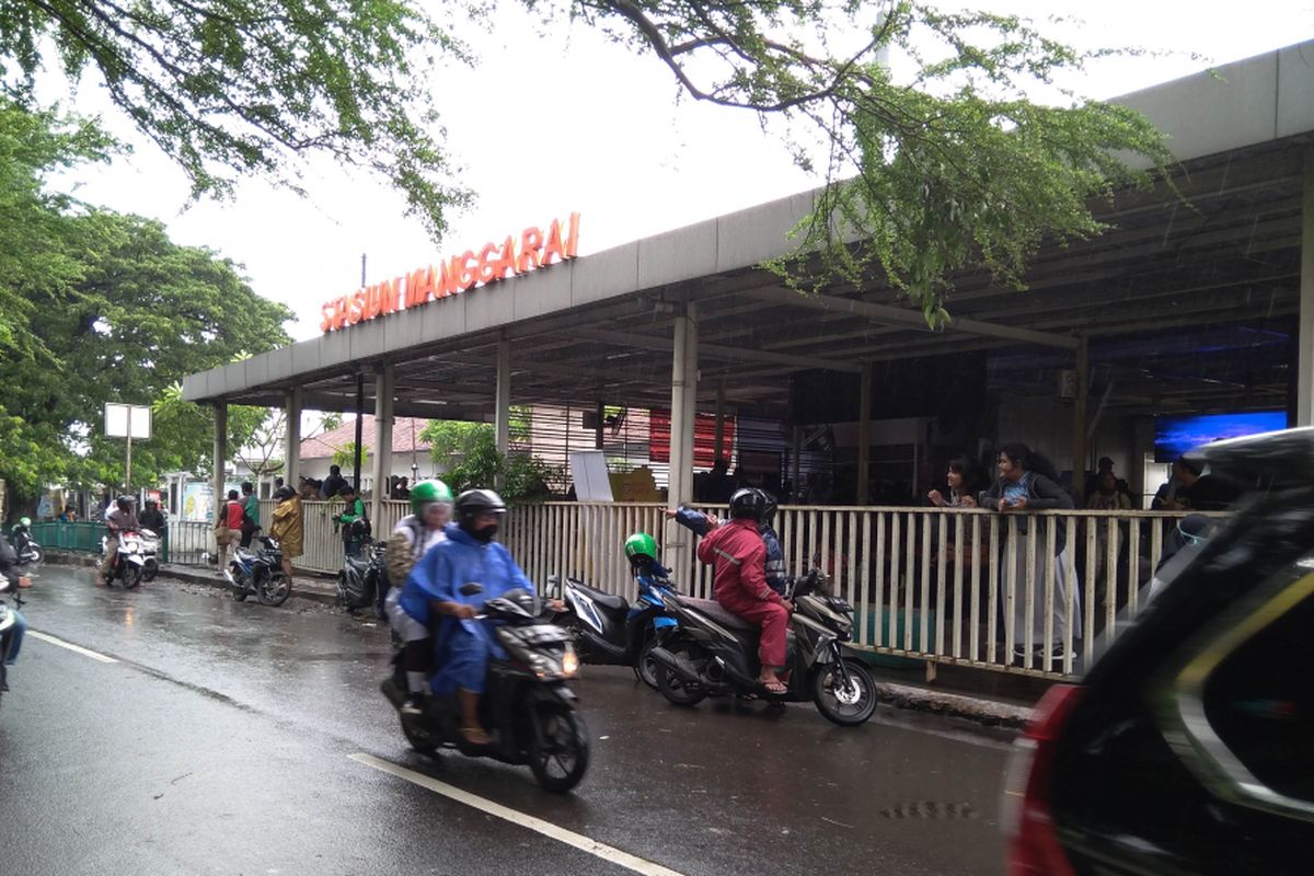 Suasana di depan Stasiun Manggarai, 30/11/2017