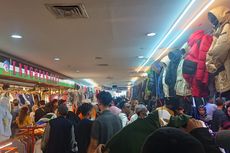 Menjelang Lebaran, Pasar Senen Disesaki Pengunjung yang Berburu Baju Bekas