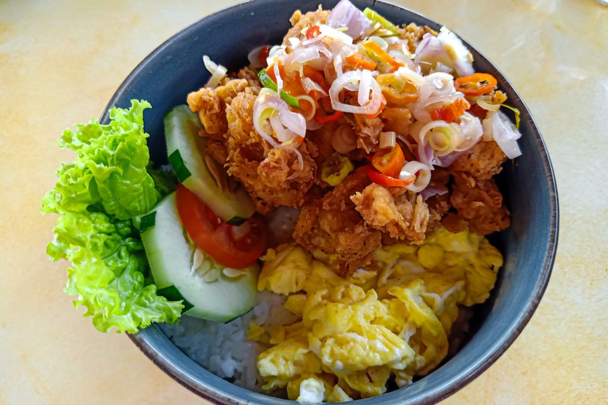 Ilustrasi rice bowl pakai sambal matah. 