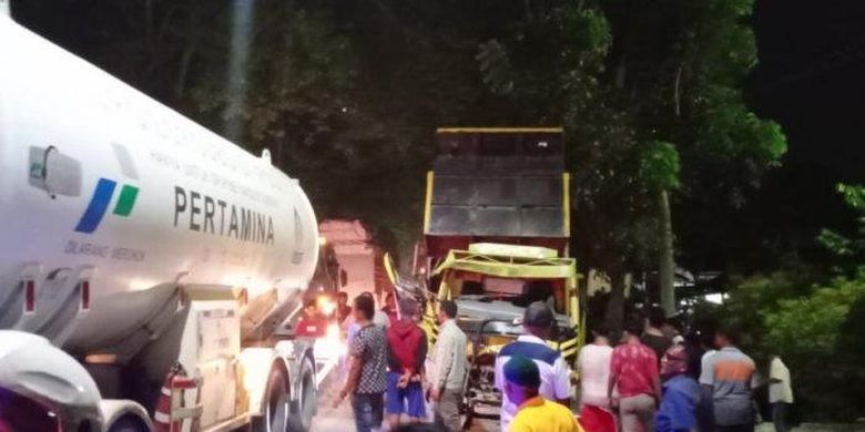 
Bocah 6 Tahun Penumpang Odong-odong Tewas Tertimpa Truk, Kakaknya Selamat. Laka Lantas Dua Truk Tabrakan Lalu Timpa Transportasi Odong-odong 