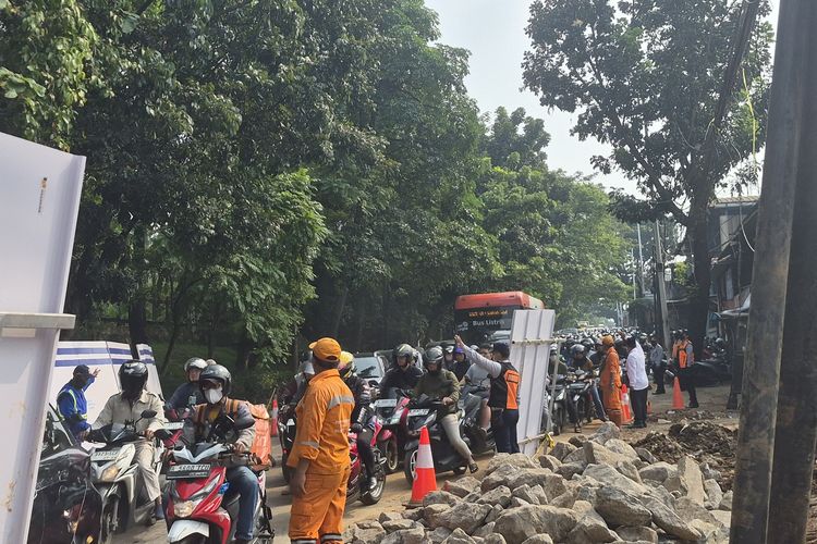 Jalan Ambles di Lenteng Agung Mulai Diperbaiki, Lalu Lintas Macet Total
