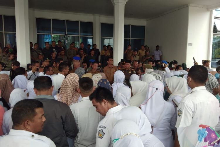 Ratusan honorer tenaga kesehatan (nakes) dari Puskesmas di Kota Lhokseumawe berunjuk rasa di halaman kantor Wali Kota Lhokseumawe, Provinsi Aceh, Senin (13/2/2023).