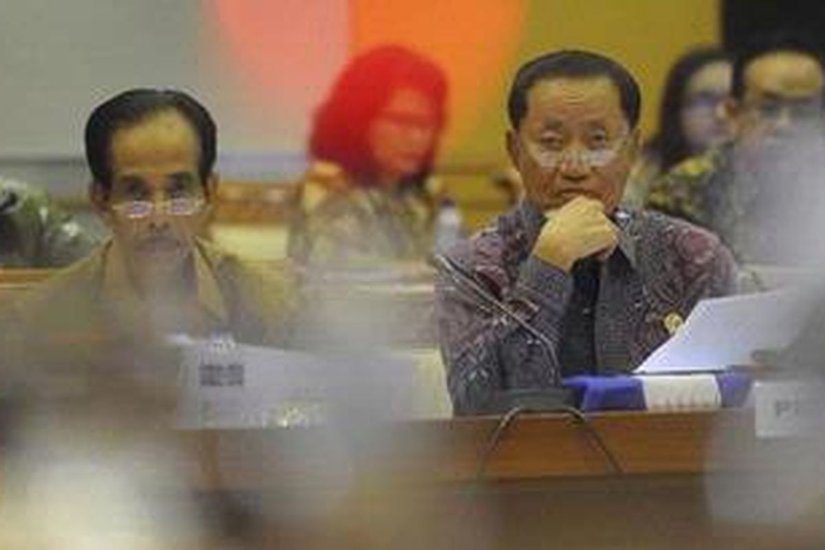 Menteri Hukum dan Hak Asasi Manusia, Amir Syamsuddin (kanan), dan Wakil Jaksa Agung, Darmono mengikuti rapat kerja dengan Komisi III di Kompleks Parlemen, Senayan, Jakarta, Selasa (2/10/2012). Rapat membahas Rancangan Undang-Undang Perubahan atas Undang-Undang nomor 16 Tahun 2004 tentang Kejaksaan Republik Indonesia.  
