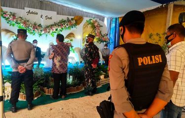 Satgas Covid-19 Kapanewon Sentolo mendatangi warga yang melangsungkan pernikahan di Pedukuhan Sidowayah, Sukoreno, Sentolo, Kulon Progo, Daerah Istimewa Yogyakarta. Satgas memastikan tidak berlangsung resepsi pernikahan di masa PPKM Darurat maupun PPKM Level 4.