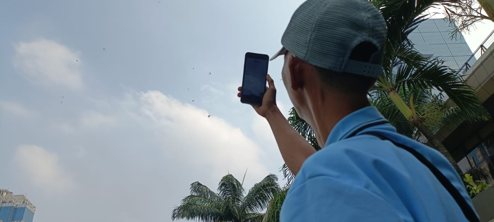 Antusiasme Warga Saksikan Perayaan HUT Ke-78 TNI, Rekam Aksi Prajurit Terjun Payung
