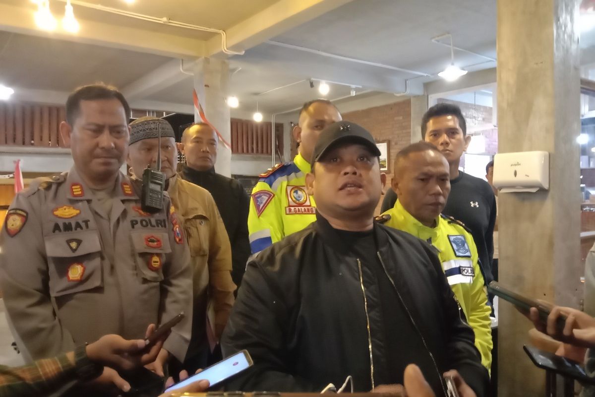 Kapolres Mojokerto AKBP Wahyudi menyampaikan perkembangan penanganan kecelakaan truk tangki saat berlangsung acara karnaval di Kecamatan Pacet, Kabupaten Mojokerto, Jawa Timur, Kamis (24/8/2023) malam.