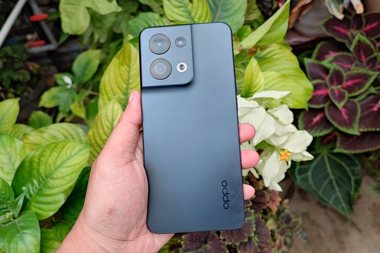 Punggung Oppo Reno 8 5G memiliki finishing matte. Punggung ponsel ini juga menggunakan desain Oppo Glow Design, yang disebut bisa membuat cover belakang ponsel tak mudah pudar, terasa kesat, dan tak mudah ternoda sidik jari.