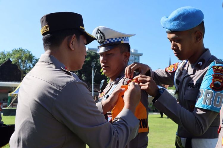 Wakil Kepolisian Resor Kota (Wakapolresta) AKBP Catur C Wibowo, saat kukuhkan 627 Polisi RW disebar pada lima kecamatan, yakni Banjarsari, Laweyan, Jebres, Pasar Kliwon dan Serengan di Solo, Jawa Tengah