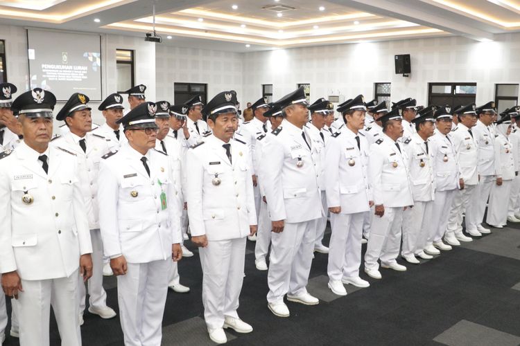 Lurah menyatakan sumpah dan janji jabatan di hadapan Penjabat Bupati Kulon Progo, Srie Nurkyatsiwi, yang berlangsung di Aula Adikarta, komplek Pemerintah Kabupaten Kulon Progo, Daerah Istimewa Yogyakarta, Senin (24/6/2024).