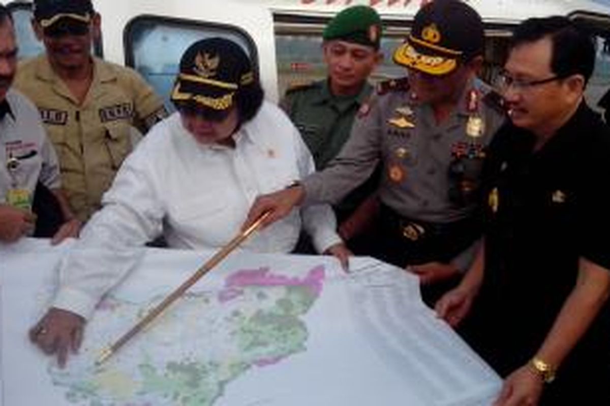 Menteri Lingkungan Hidup dan Kehutanan, Siti Nurbaya Bakar, beserta rombongan memperlihatkan peta sebelum take off menggunakan heli memantau titik api di Kalimantan Barat (10/7/2015)