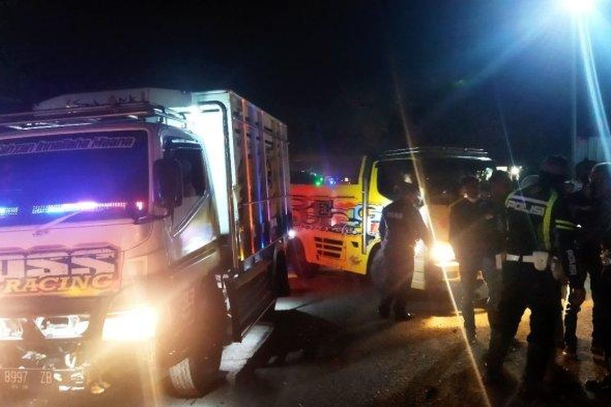 Sopir truk yang melakukan aksi unjuk rasa di Tol Purbaleunyi, Selasa (22/2/2022) sore hingga membuat macet.
