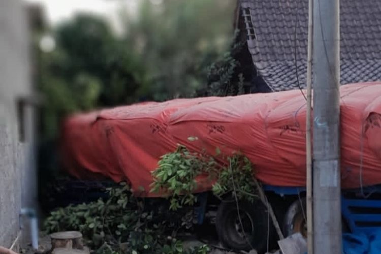 Truk 32 Ton Semen Tabrak Motor dan 2 Rumah di Ngawi, 1 Orang Tewas