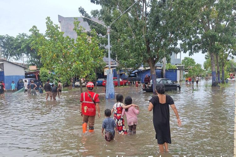 Petugas PLN terjun langsung ke lokasi terdampak banjir di Kecamatan Tanjung Senang, Kota Bandar Lampung pada Kamis (27/2/2025). Tim pemulihan dikerahkan untuk melakukan pengamanan dan perbaikan jaringan listrik demi keselamatan masyarakat.
