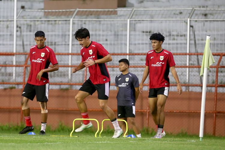 Pemain Liga Nusantara 2025-2026, Pekanbaru FC, Rafa Raditya Abdurahman (kanan) saat mengikuti latihan Timnas U20 Indonesia yang menjadi bagian dari pemusatan latihan di Gelora 10 November Surabaya, Jawa Timur, Kamis (5/3/2026) malam.