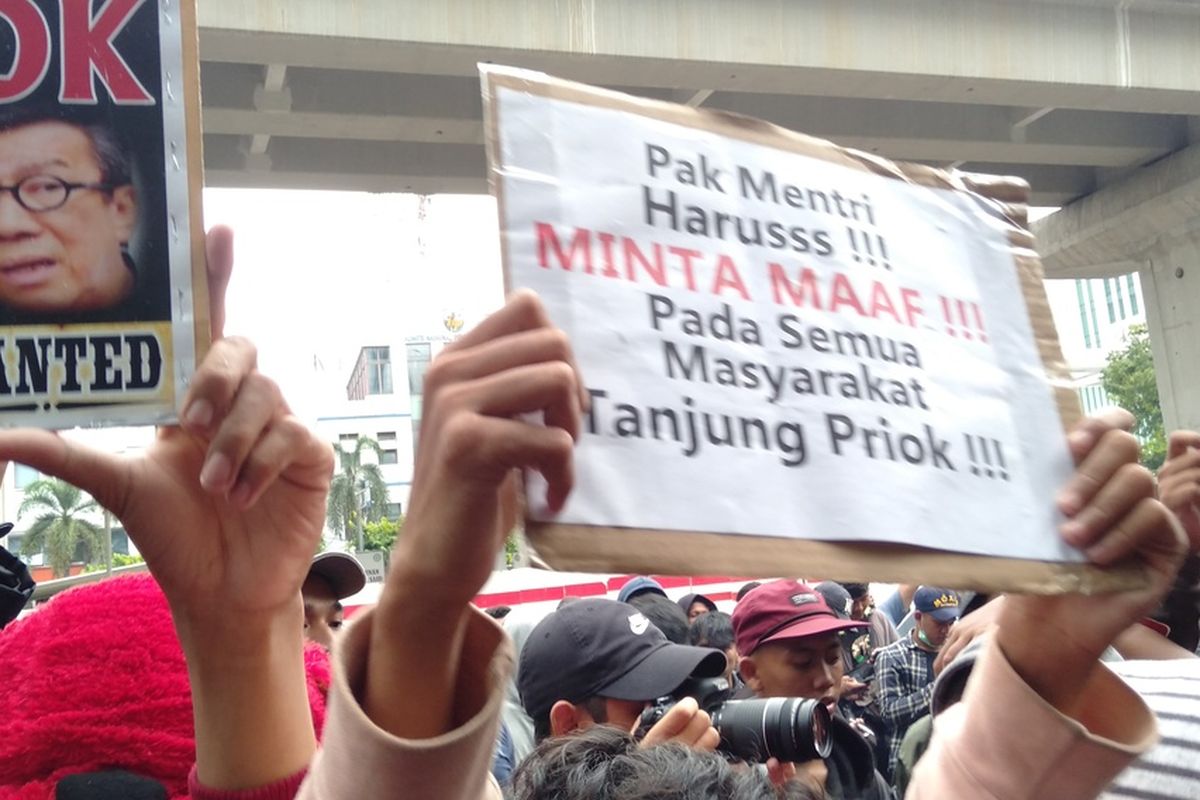 Para demonstran dari kawasan Tanjung Priok di depan gedung Kemenkum HAM di Jalan RA Rasuna Said, Kuningan, Jakarta,  Selatan, Rabu (22/1/2020). Mereka protes penyataan Menteri Hukum dan HAM Yasonna Laoly yang mengaitkan kemiskinan di Tanjung Priok dengan kriminalitas. 